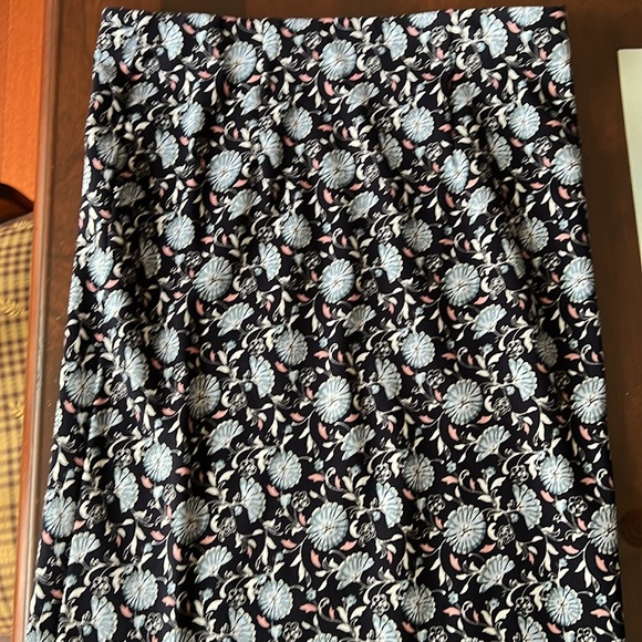 Loft like new stretchy fitted skirt size medium - Picture 4 of 5